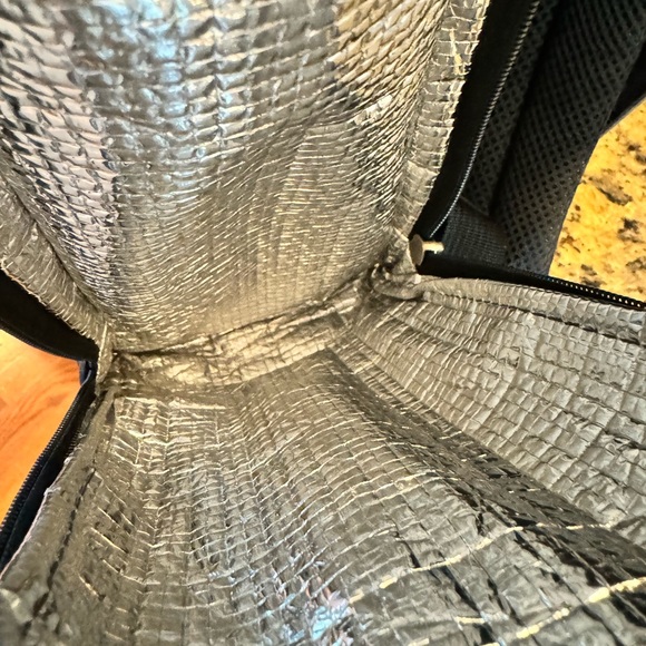 LIKE NEW EDDIE BAUER CASCADE BAG - Picture 9 of 15